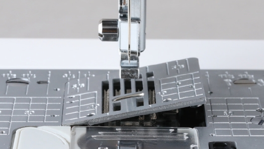 HappyJapan sewing machine EXP-9000
Quick change needle plate